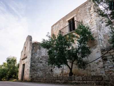 Dopo un altro quarto d�ora di cammino sbuchiamo in strada Vicinale S.Andrea. Qui ci imbattiamo in un complesso formato da due edifici adiacenti: una chiesetta e un palazzotto